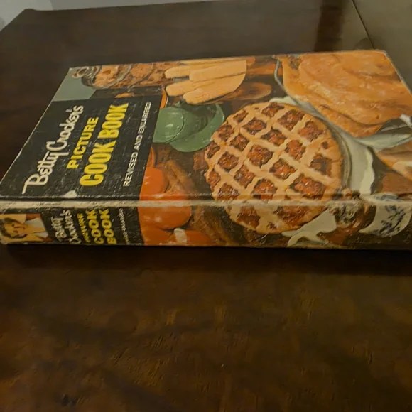 Betty Crocker's Picture Cook Book - Revised and Enlarged Edition - Picture 2 of 5
